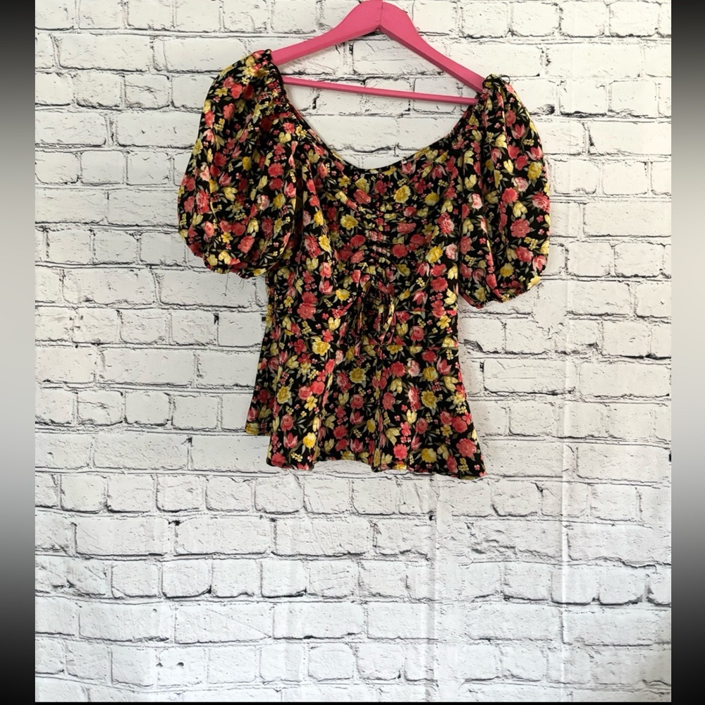 Floral crop top. Size S